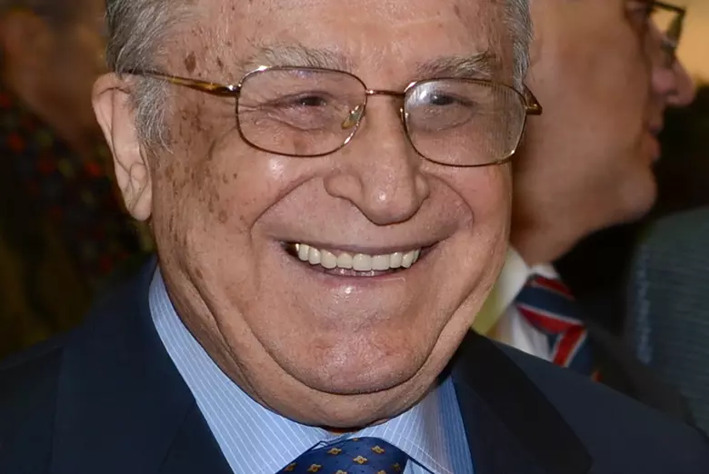  Ion Iliescu și schimbarea politică 